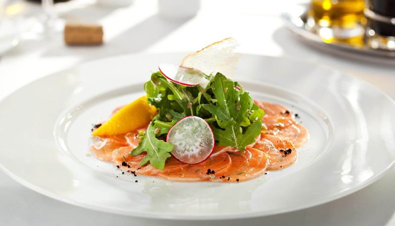 Lachscarpaccio mit Rucola
